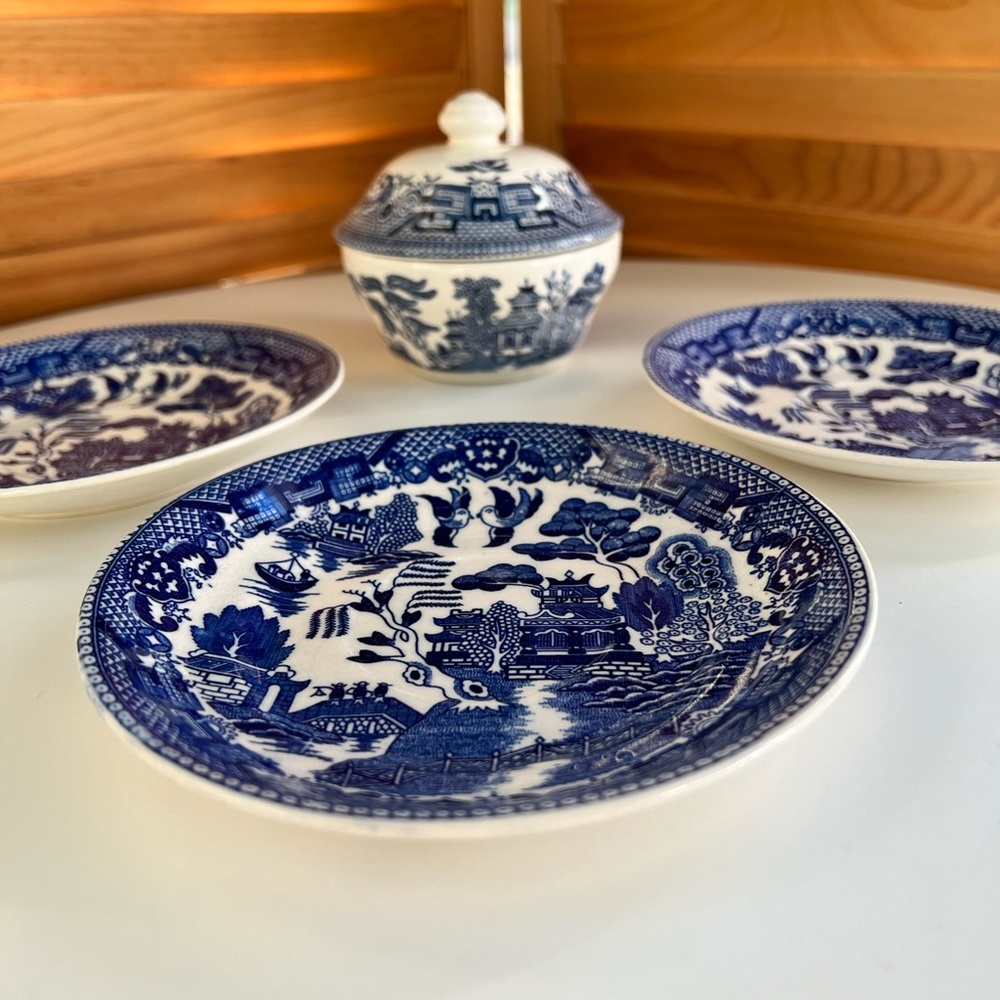 Blue Willow Covered Sugar Bowl w/ 3 tea saucers